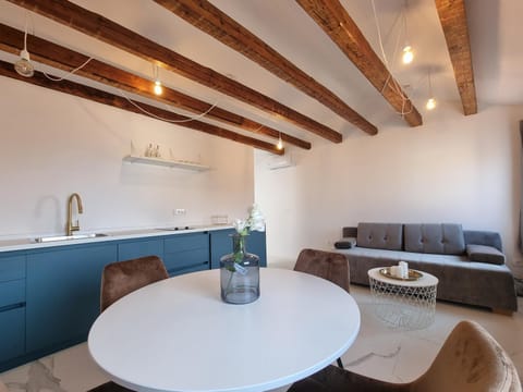 Kitchen or kitchenette, Living room, Seating area, Dining area