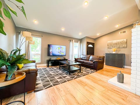 Gorgeous 4BR House with Swimming Pool Haus in Woodland Hills