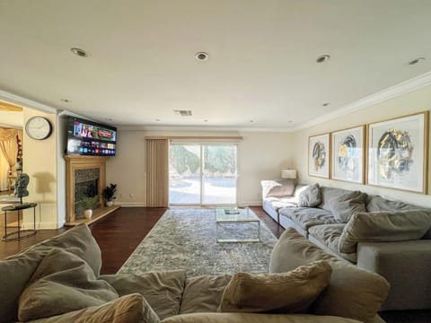 Vacation Paradise - 6 BR Mansion on Top of Encino Hills Chalet in Tarzana