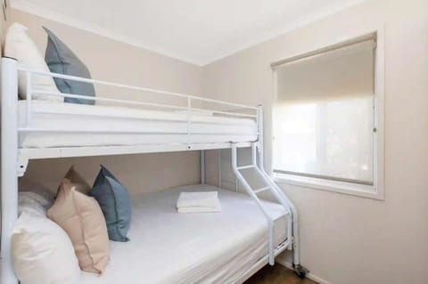 Bedroom, bunk bed