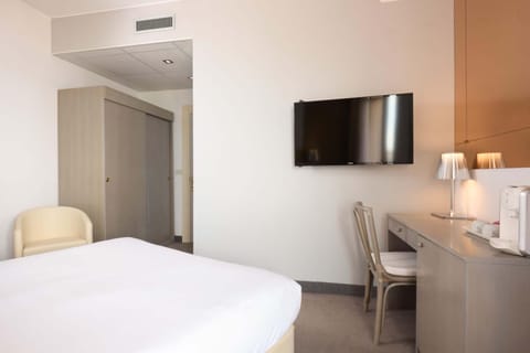 Bed, TV and multimedia, Photo of the whole room, wardrobe