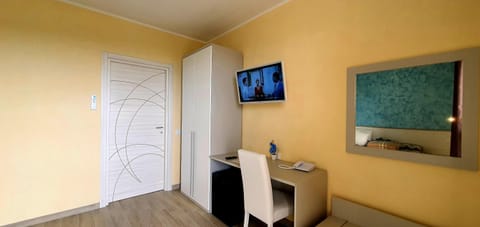 TV and multimedia, Seating area, Bedroom