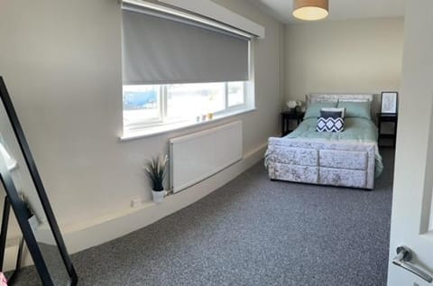 3 bedroom modern flat, sleeps 8, Mablethorpe, Linc Condo in Mablethorpe
