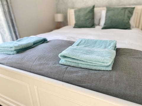 Bed, towels