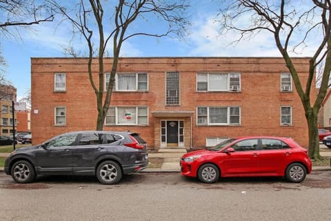 Homey and Spacious 3-Bedroom Apartment - Paulina 1S Condo in Rogers Park