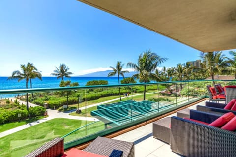 K B M Resorts- HKH-201 Oceanfront 3Bd, sleeps 10, remodeled, pool, whale watching Condo in Kaanapali