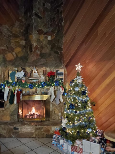 Mountain Cabin in Zephyr Cove beach, slopes, and hot tub House in Round Hill Village