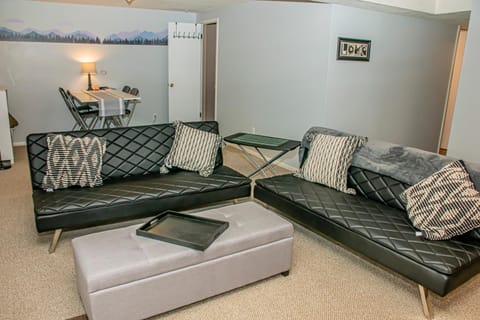 Pet Friendly! BY UCCS,Hike, A/C, Grill & Firepit Villa in Colorado Springs