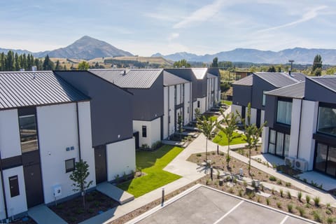 Alpine Junction Townhouse Apartments, Lodge & Hotel Condo in Wanaka