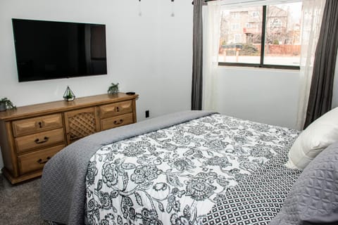 Lovely 2 bedroom! Close to All in a 4Plex Condo in Colorado Springs