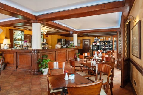 Restaurant/places to eat, Lounge or bar, Food and drinks