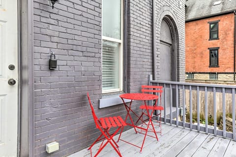 Pet-Friendly Condo with Deck about 3 Mi to Dtwn! Apartment in Cincinnati