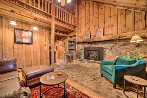Rustic Maggie Valley Cabin with Mountain Views! House in Ivy Hill