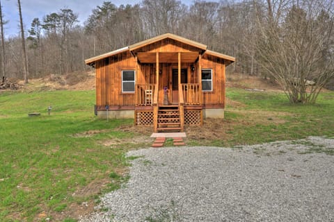 Cozy Creekside Cabin about 24 Mi to Red River! Casa in Beattyville