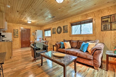 Cozy Creekside Cabin about 24 Mi to Red River! Casa in Beattyville