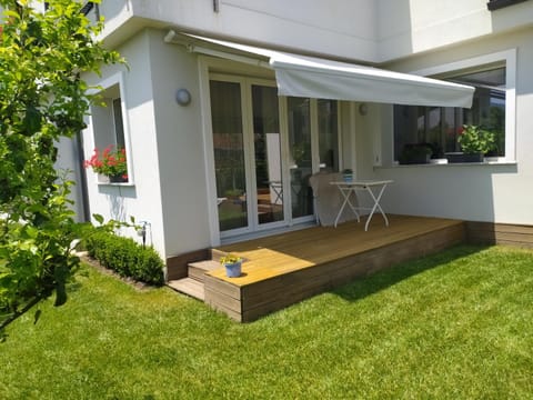 Property building, Patio, Spring, Day, Garden, Dining area, Garden view