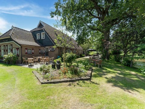 Attractive farmhouse in Giethoorn with garden House in Giethoorn