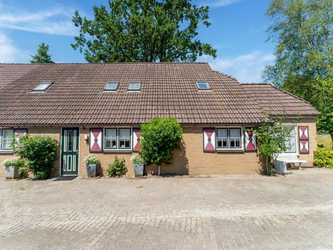 Attractive farmhouse in Giethoorn with garden House in Giethoorn