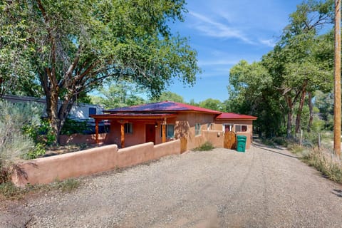 Valverdo Oasis House in Taos