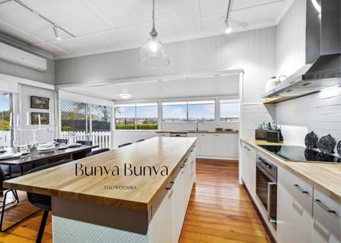 Bunya Bunya Luxury Estate Toowoomba set over 2 acres with Tennis Court House in Toowoomba