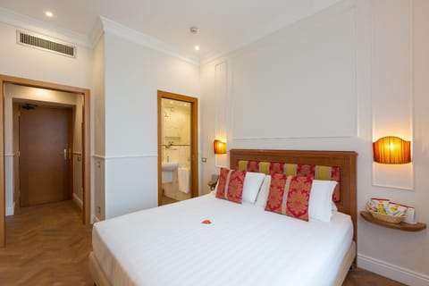 Bed, Photo of the whole room, Decorative detail, Bedroom