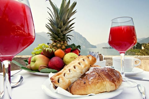 Restaurant/places to eat, Breakfast, Continental breakfast, Buffet breakfast