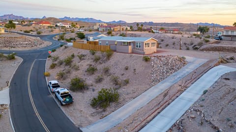 Magnificent & tranquil home, Mountain Views , 8 mins to casinos & river, Fire pit, BBQ House in Bullhead City