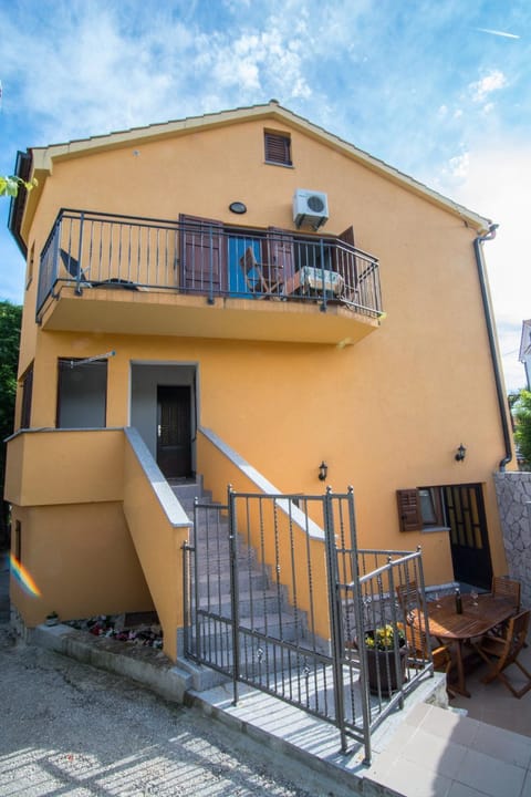 Facade/entrance, Balcony/Terrace