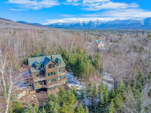 Spacious private home, ski views, pool table, ping-pong, privacy, steps to Mt Wash Hotel House in Bretton Woods