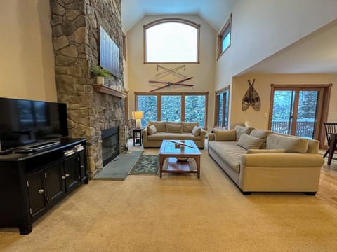 Spacious private home, ski views, pool table, ping-pong, privacy, steps to Mt Wash Hotel House in Bretton Woods