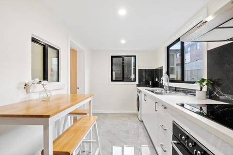New 1-bedroom house with free parking Casa in North Parramatta