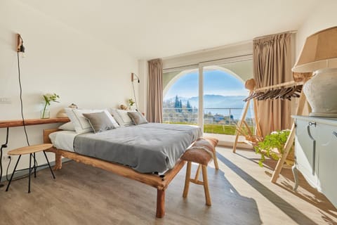 Bed, Photo of the whole room, Bedroom, Garden view, Lake view, Mountain view