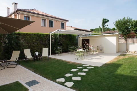 Spring, Day, Garden, Garden, Dining area, Garden view