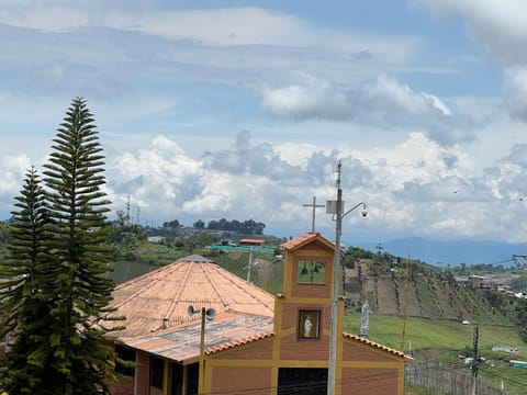 APARTAMENTO CON VISTA A LAS MONTAÑAS CAPACIDAD 6 PERSONAS SECTOR VILLAMARIA Condo in Manizales