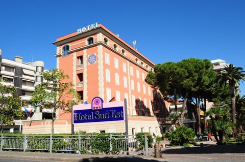 Property building, Facade/entrance, Property logo or sign, Street view
