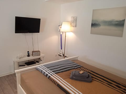 Bed, TV and multimedia, Bedroom