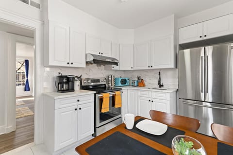 Orange Oasis in the Heart of East Rock with FREE parking near DT and Yale Condominio in New Haven