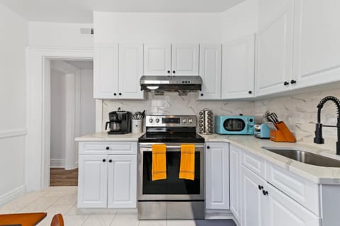 Orange Oasis in the Heart of East Rock with FREE parking near DT and Yale Condo in New Haven