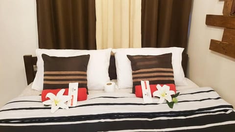 King Bed Suite- Wooden Rustic Style Appart-hôtel in Muntinlupa