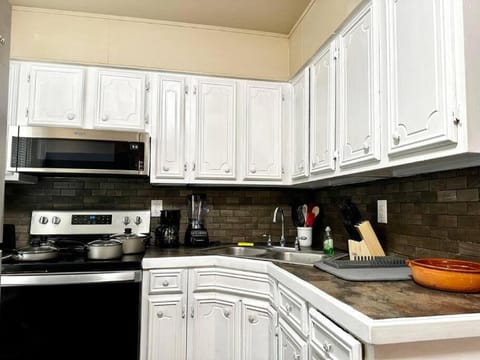 Kitchen or kitchenette, minibar, pet friendly, stove, toaster