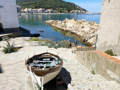 Nearby landmark, Neighbourhood