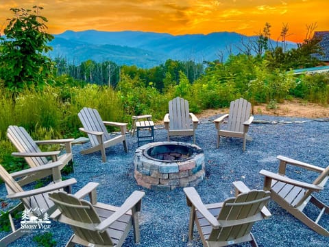 Private Luxury -Built 2021-3552 sf-6 Bedrooms "Smoky View Mountain Cabin" IDEAL LOCATION-4 Miles to Gatlinburg & Piigeon Forge-Hot tub-Fireplace-King Beds-Deck-Grill-Free Parking for 8 Vehicles-Firepit-Full Kitchen Total Relaxation House in Gatlinburg