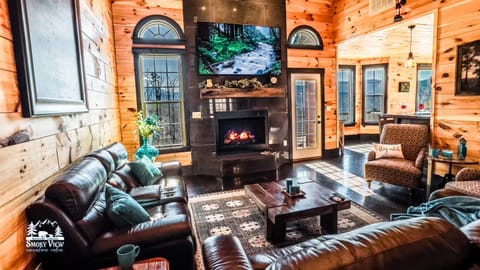Private Luxury -Built 2021-3552 sf-6 Bedrooms "Smoky View Mountain Cabin" IDEAL LOCATION-4 Miles to Gatlinburg & Piigeon Forge-Hot tub-Fireplace-King Beds-Deck-Grill-Free Parking for 8 Vehicles-Firepit-Full Kitchen Total Relaxation House in Gatlinburg