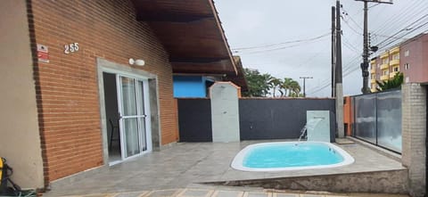 Casa Completa com PISCINA a 300 METROS DO MAR House in Peruíbe
