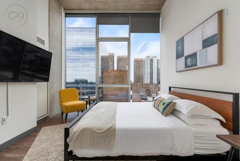 Penthouse with heated POOL - The Windy - Cloud9 Condo in West Loop
