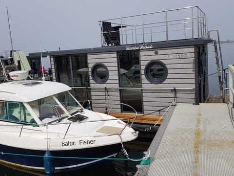 exclusives Hausboot "Tante Trost" Docked boat in Heiligenhafen
