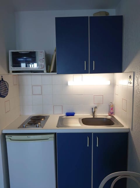 Kitchen or kitchenette, pet friendly, stove, kitchen