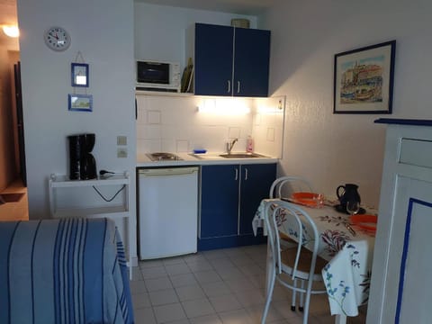 Kitchen or kitchenette, Dining area, minibar, pet friendly, stove, kitchen