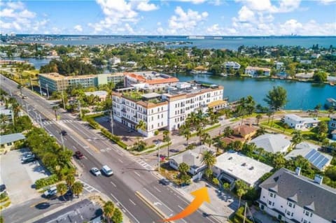 AMAZING LOCATION ! direct across ST, from beach Condo in Saint Pete Beach