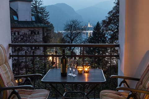 Nearby landmark, Balcony/Terrace, Dining area, Lake view, Landmark view, Mountain view